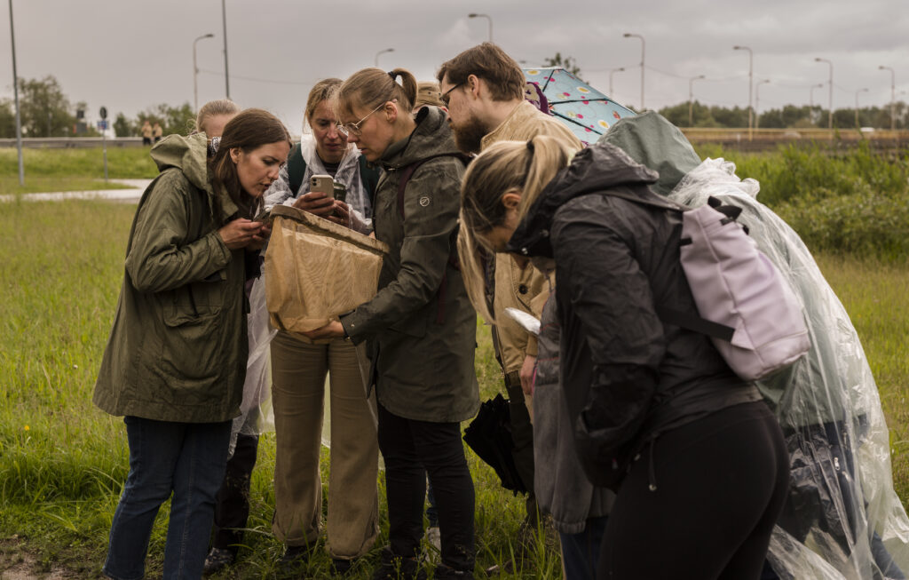 Inimesed vaatavad Tartus Anne kanali ääres, mis on loodusvaatluste tegemise juhendaja vee seest kahva sisse püüdnud.