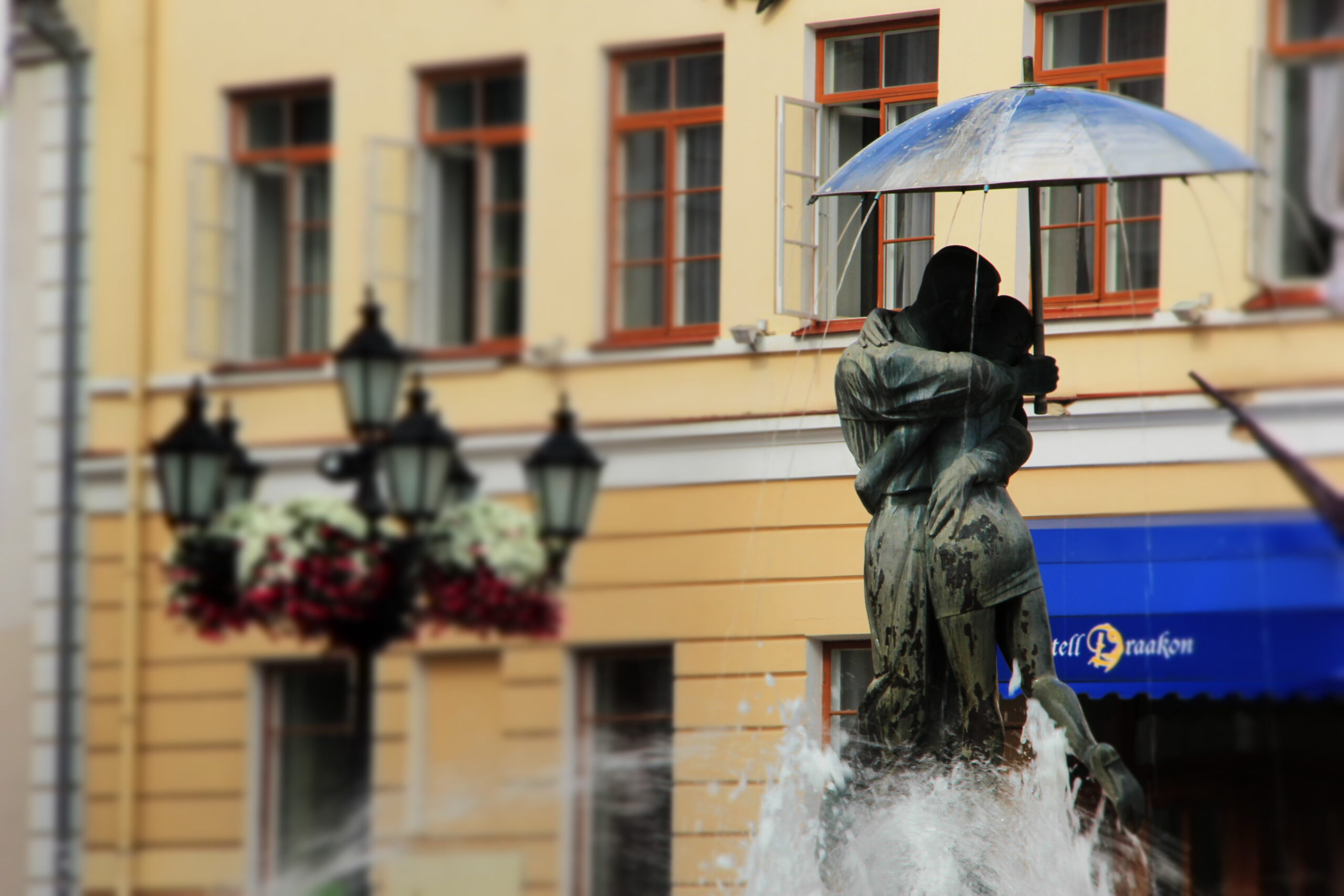 The statue of The Kissing Students on the town hall square. Photo by Kazimierz Popławski