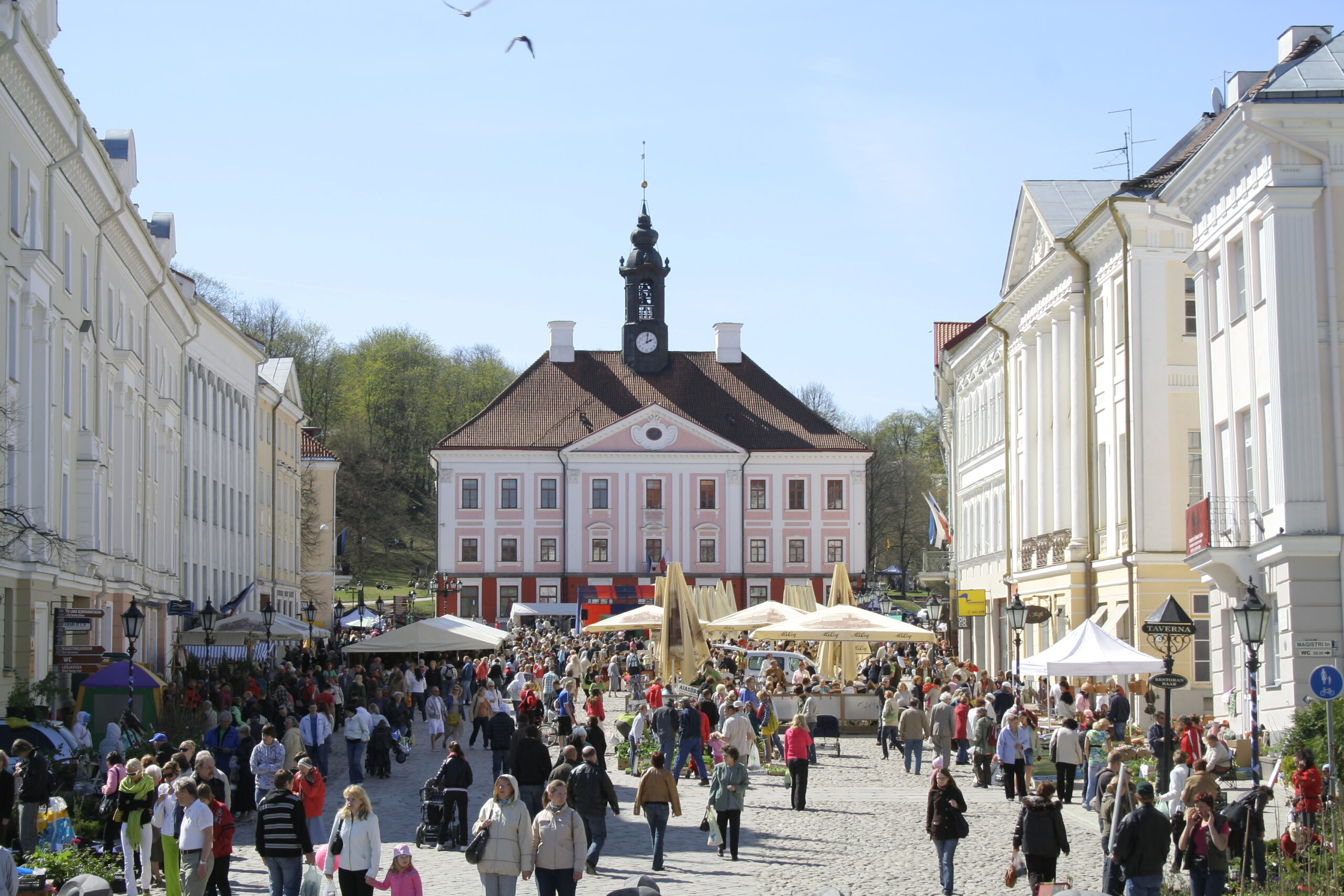 The town hall square. Photo by Kazimierz Popławski