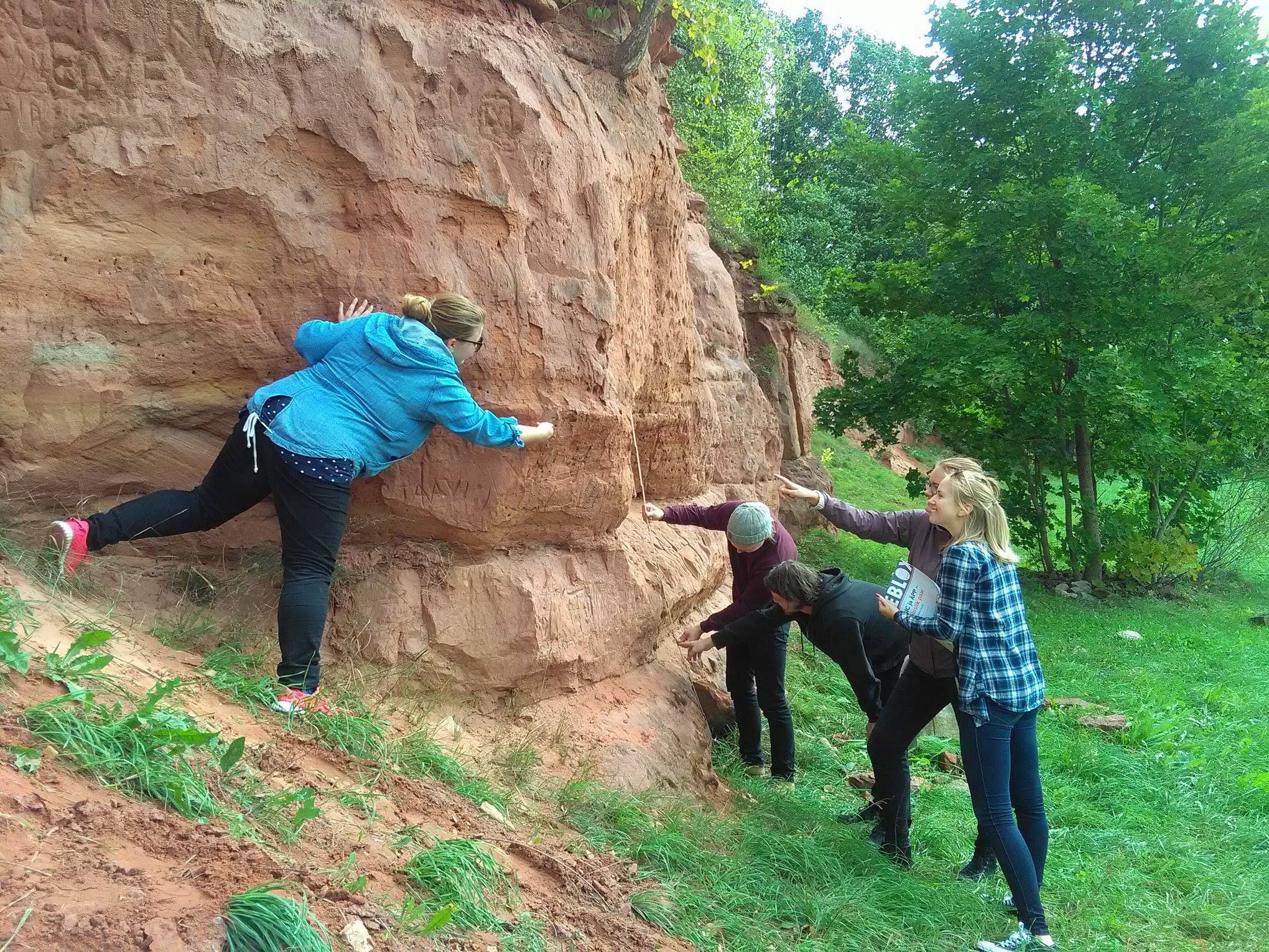 Tudengid Kalmistu paljandit uurimas Tudengid Kalmistu paljandit uurimas