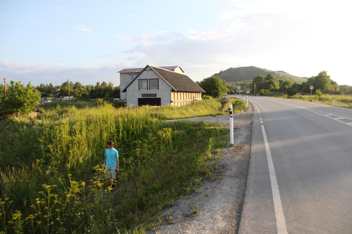 Kiviõli-Erra vana ja uue kraavi ristumisel paljanduva läbilõike asukoht seisva inimese jalge ees (foto: T. Meidla, 2014).