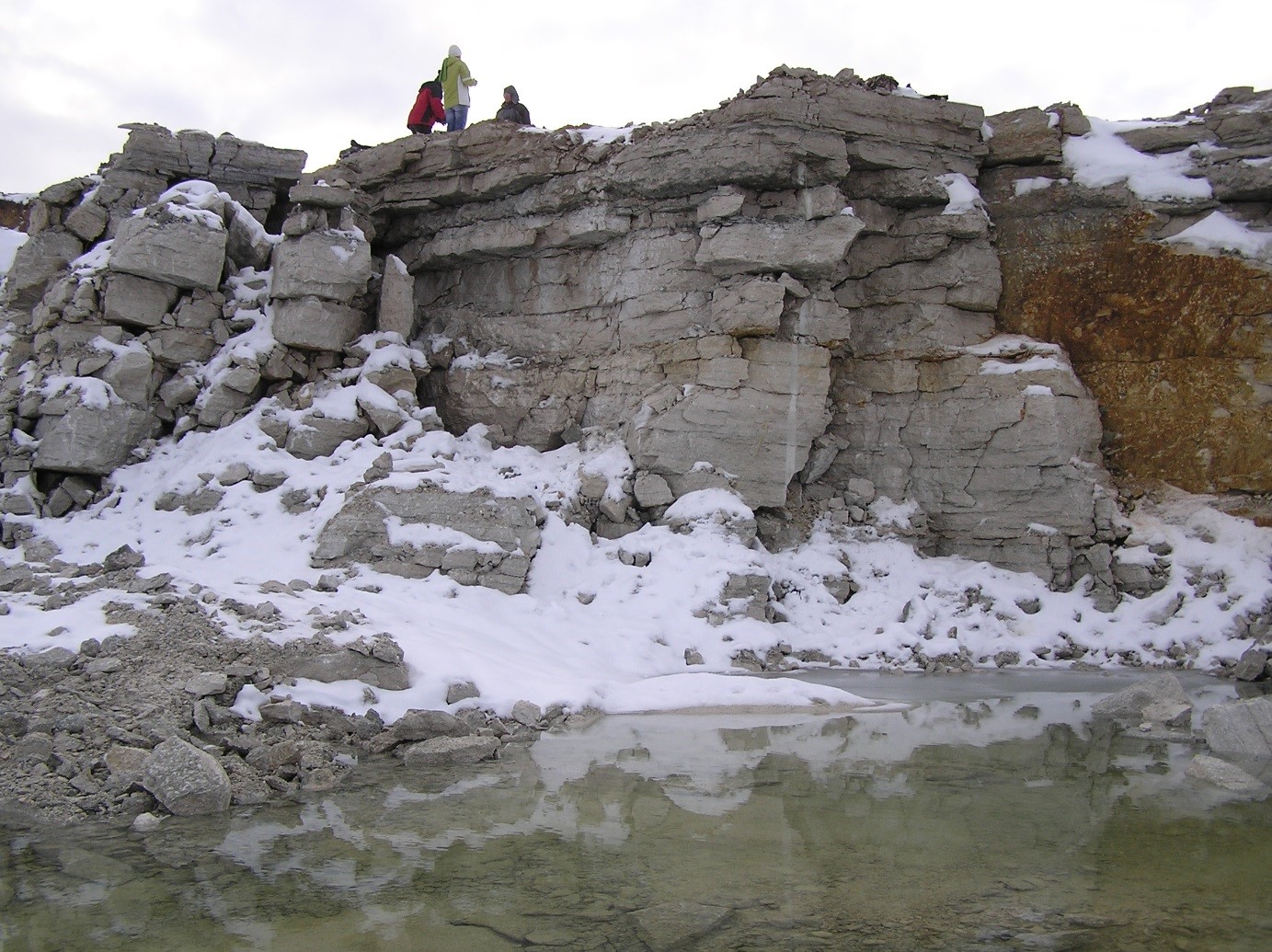 Karinu karjääris kaevandatav lubjakivi, skaalaks inimesed (foto: L. Ainsaar, 2007).