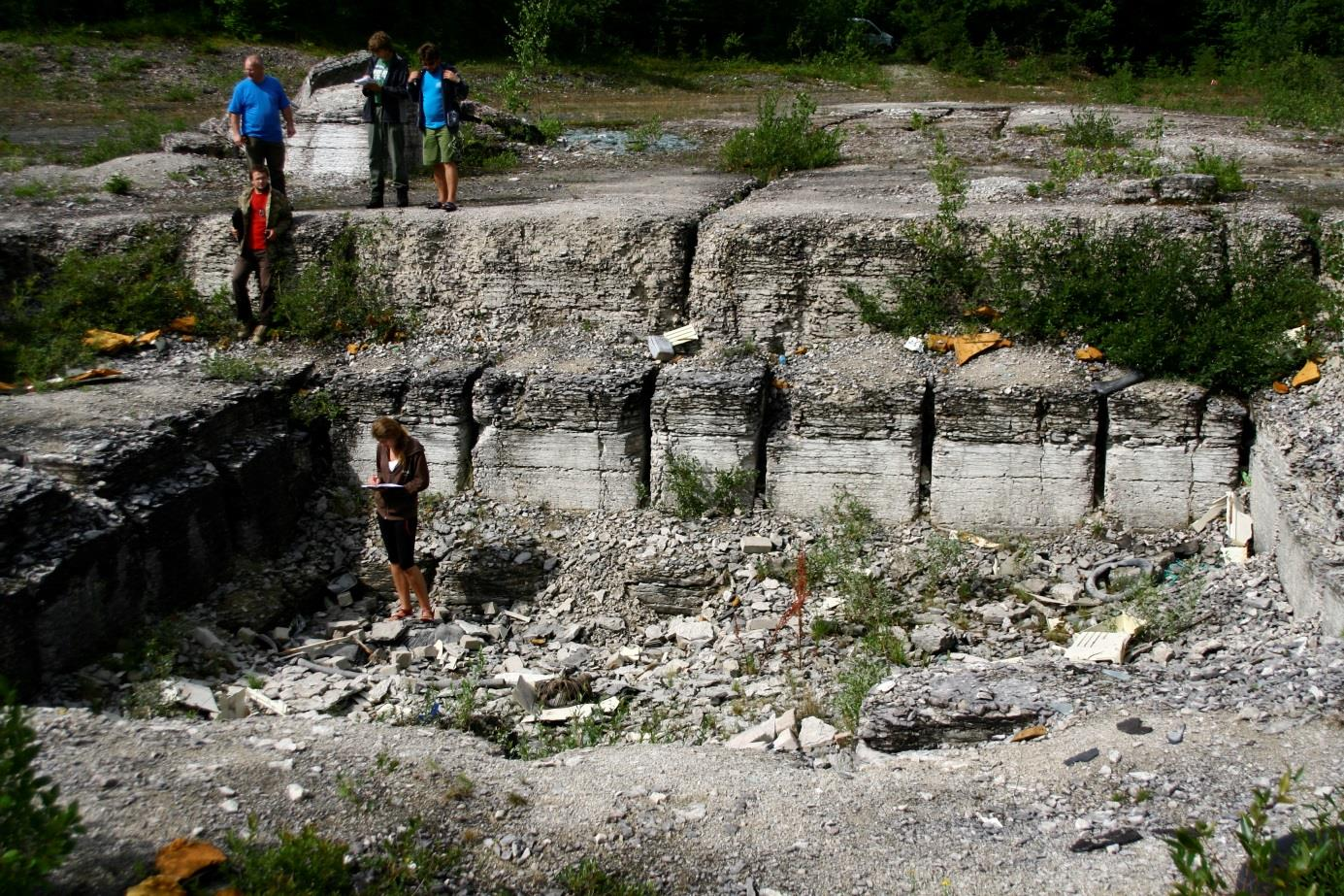 Paekna paemurru keskel paljanduvad Rägavere kihistu lubjakivid (foto: S. Soomer, 2012).