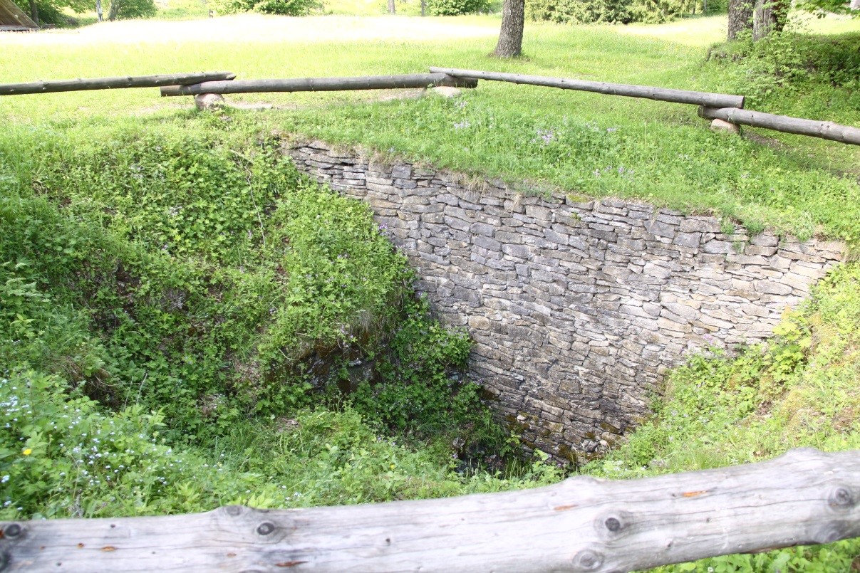 Varbola maalinnuse kaevus varem avanenud läbilõige on valdavalt kinni müüritud. Laiguti paljanduv läbilõige (pildil vasakul) on enamasti kamardunud (foto: T. Meidla, 2017).