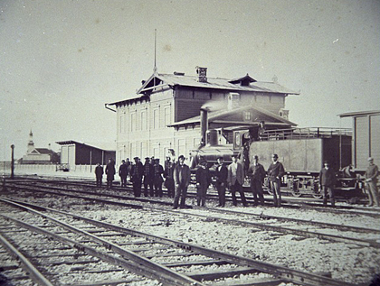 Vaade Paldiski raudteejaamale, ees raudteerööpad, grupp inimesi ja vedur vaguniga. , TLM Fn 10084:1, Tallinna Linnamuuseum, http://www.muis.ee/museaalview/3068692