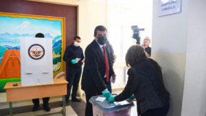 Image: Presidential elections in NKR with surgical masks and gloves (Source: Kommersant, March 31st, 2020)