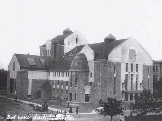 Fotol Eesti Draamateatri hoone, mille ehitas Tallinna Saksa Teatri Selts ja kus tegutses Saksa teater aastail 1910–1939. (Eesti 