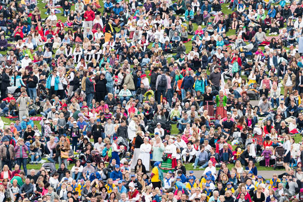 Ka fotod publikust on head uurimisallikad. XII noorte laulupidu aastal 2017. Foto Raigo Pajula (2017.laulupidu)