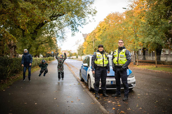 Politseiniku vorm teeb ta linnapildis kergesti märgatavaks ja isiku identifitseeritavaks. (Politsei- ja Piirivalveamet)