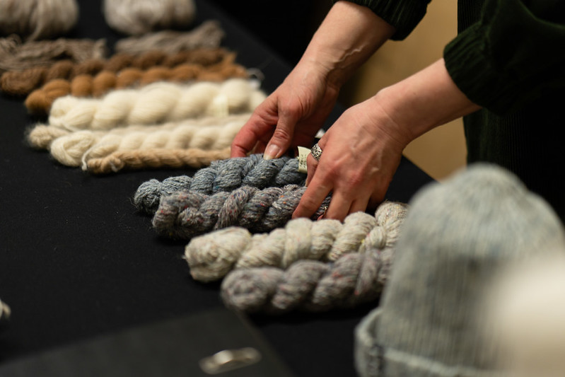 Villase lõnga vihid laual reas.