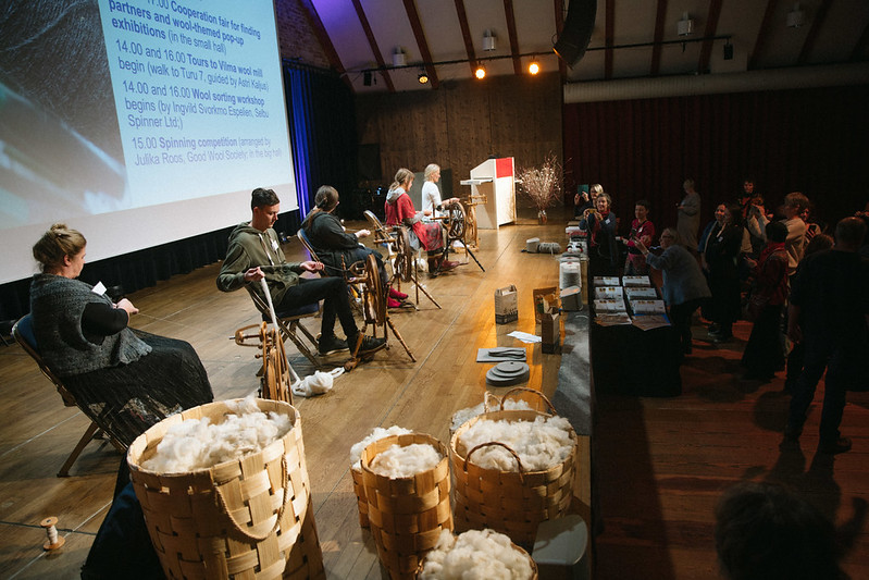 Inimesed laval ketramas ja publik lava ees seismas.