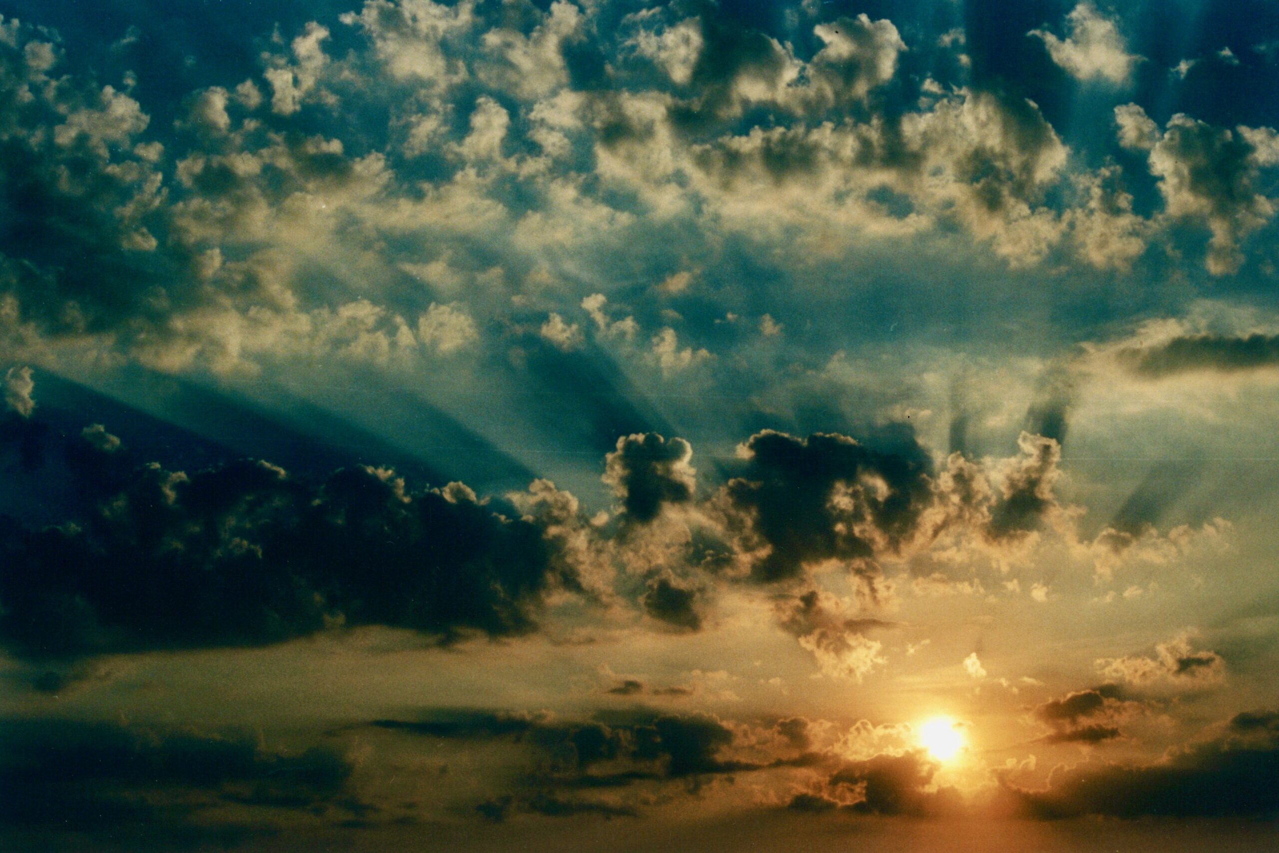 Altocumulus castellanus – pilvetüüp, mis on saanud nime tornitaoliste väljaulatuvate osade järgi. Pildil koos rünkpilvedega. FOTO: Sulev Kuuse