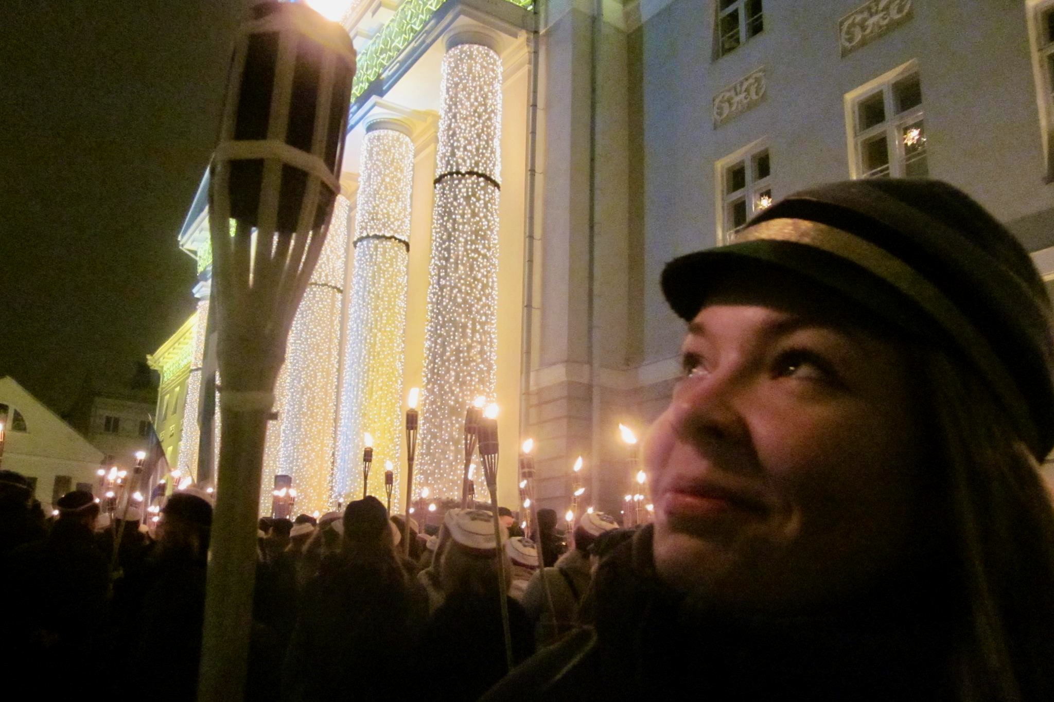 Kõigele lisaks kuulub Miina ka korporatsiooni – pildil korp! Amicitia värvitekli all rahvusülikooli aastapäeva tõrvikurongkäigus. FOTO: erakogu