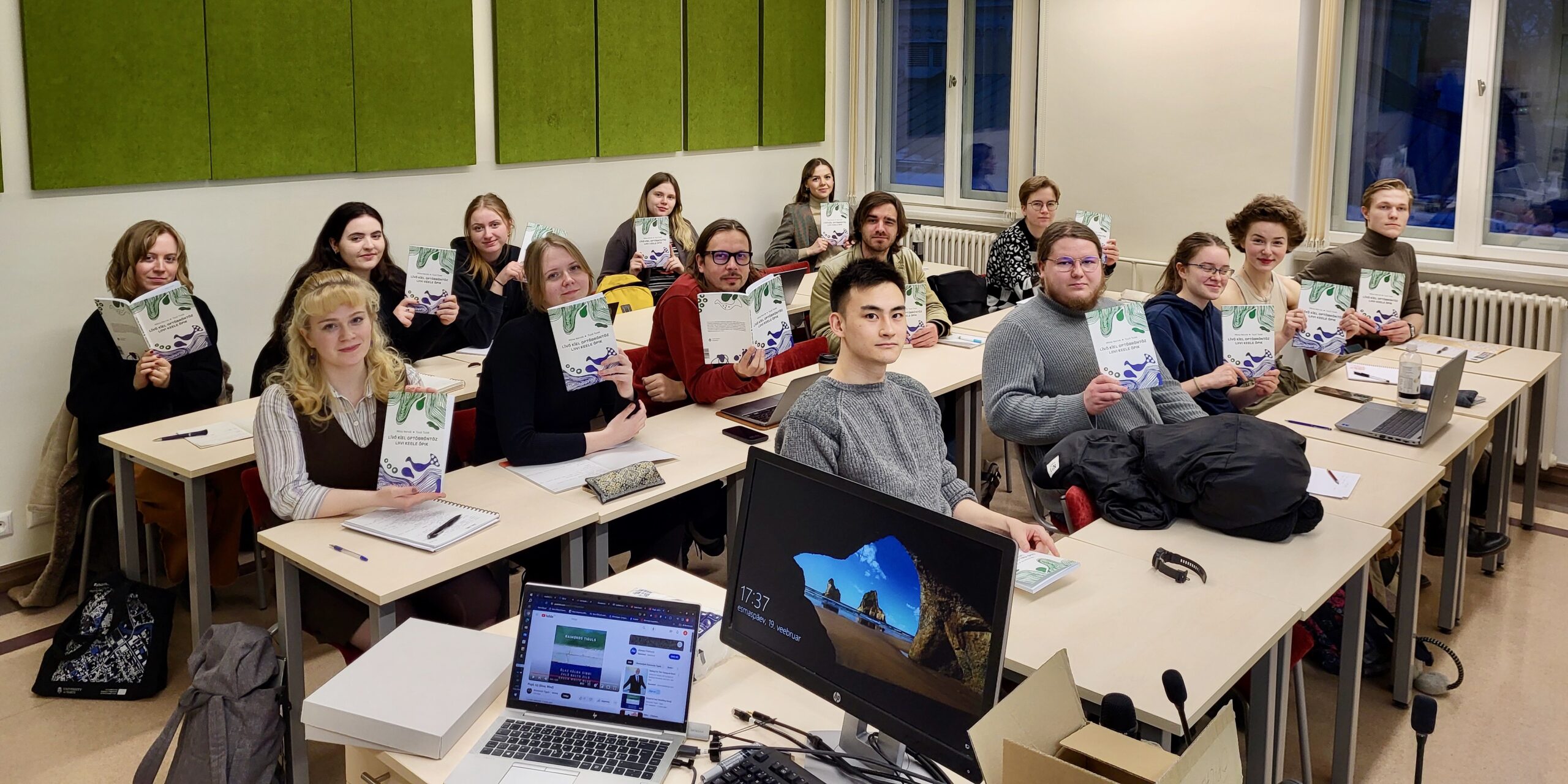 2024. aasta kevadsemestri liivi keele kursus oma trükisoojade õpikutega. FOTO: Miina Norvik