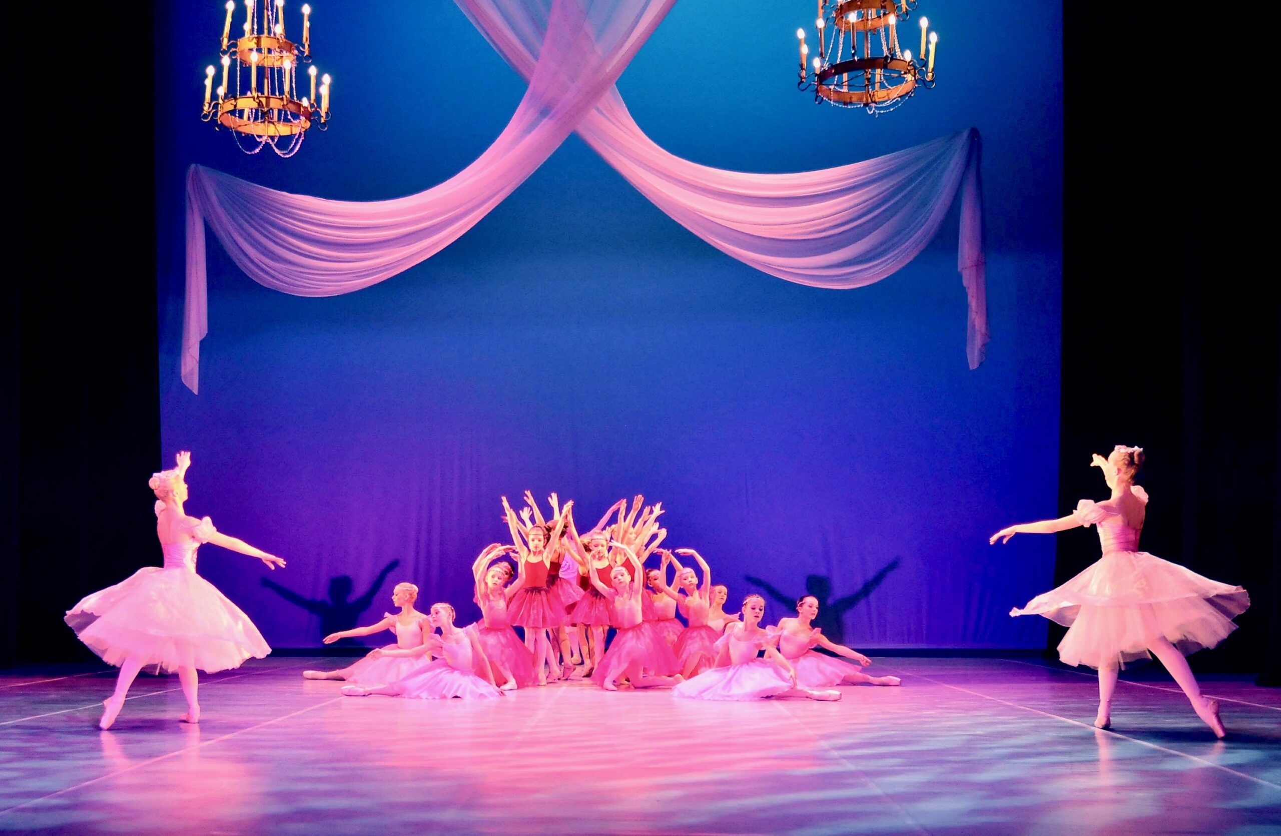 Ida tantsukooli vanema, keskmise ja noorema astme õpilased. „Rooside valss“ balletist „Pähklipureja“; muusika Pjotr Tšaikovski, lavastaja Viesturs Jansons. FOTO: Sulev Kuuse