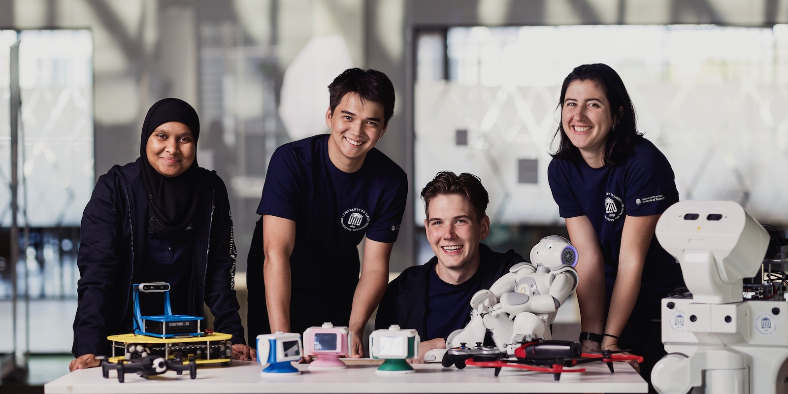 Pildil TÜ tehnoloogiainstituudi tudengid robotitega