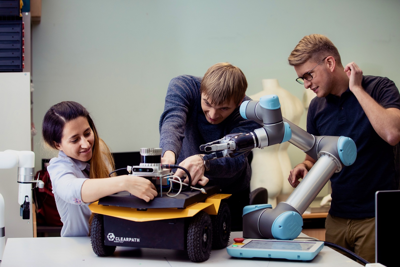 Pildil Karl Kruusamäe tudengitega