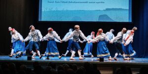 Rahvakunstiansambli noorem segarühm Helju Mikkeli 100. sünniaastapäevale pühendatud galakontserdil “Pääsukesena taeva all”