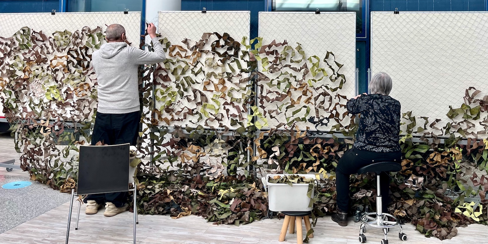 Fotol Ukraina pensionärid varjevõrku punumas