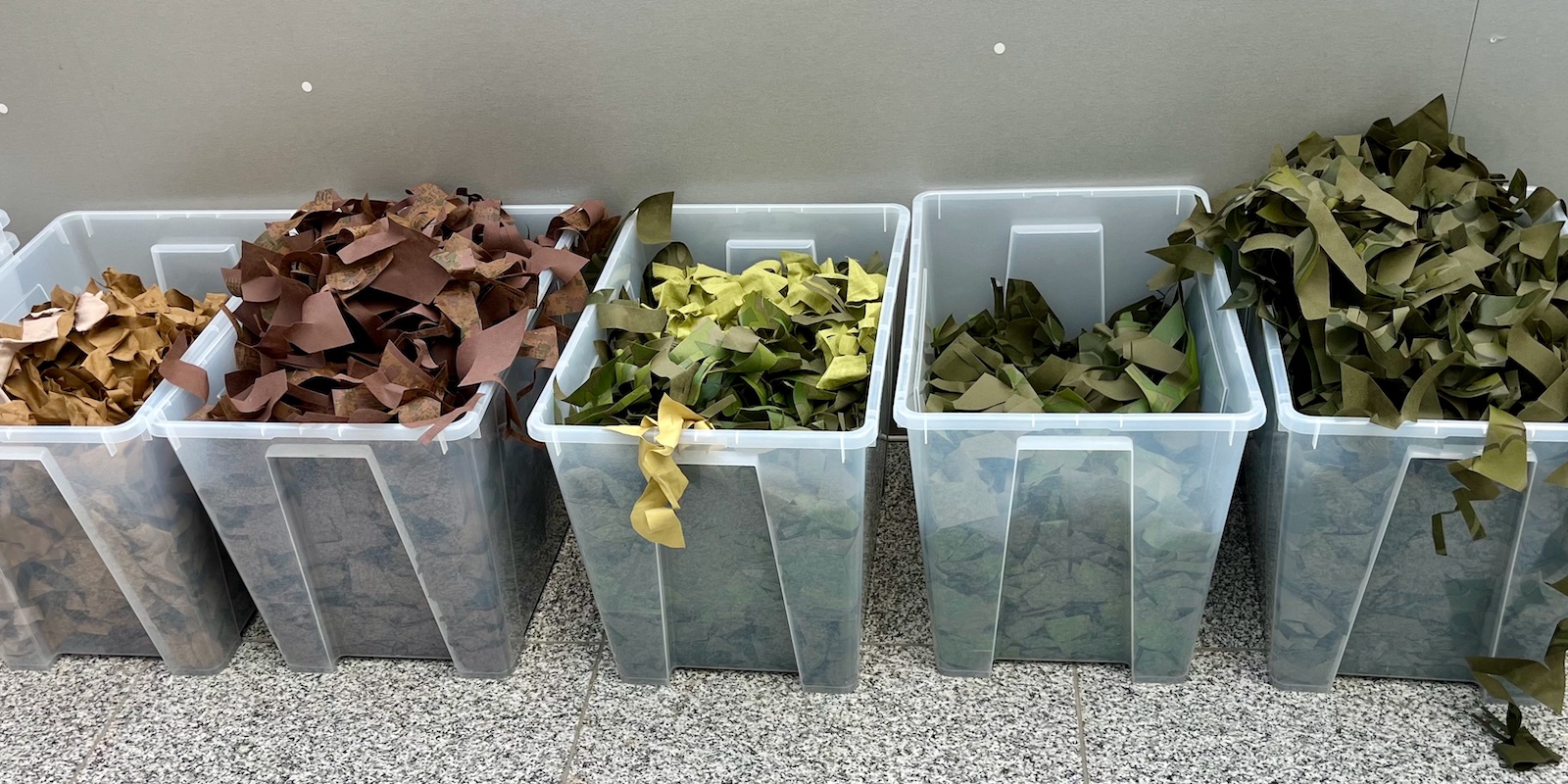 Fotol varjevõrgu ribad