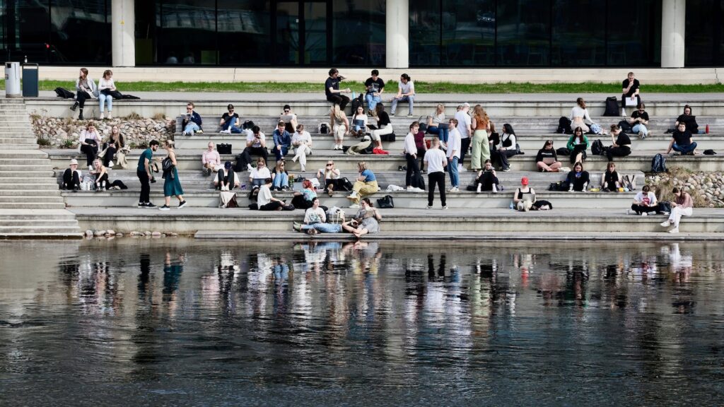 Inimesed Delta treppidel