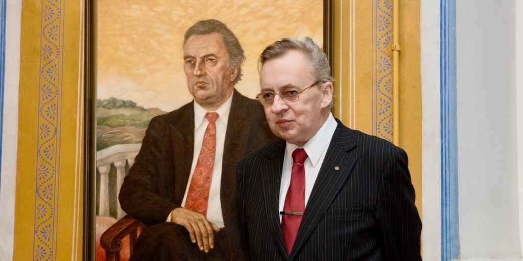 Fotol Jüri Kärner ja tema portree