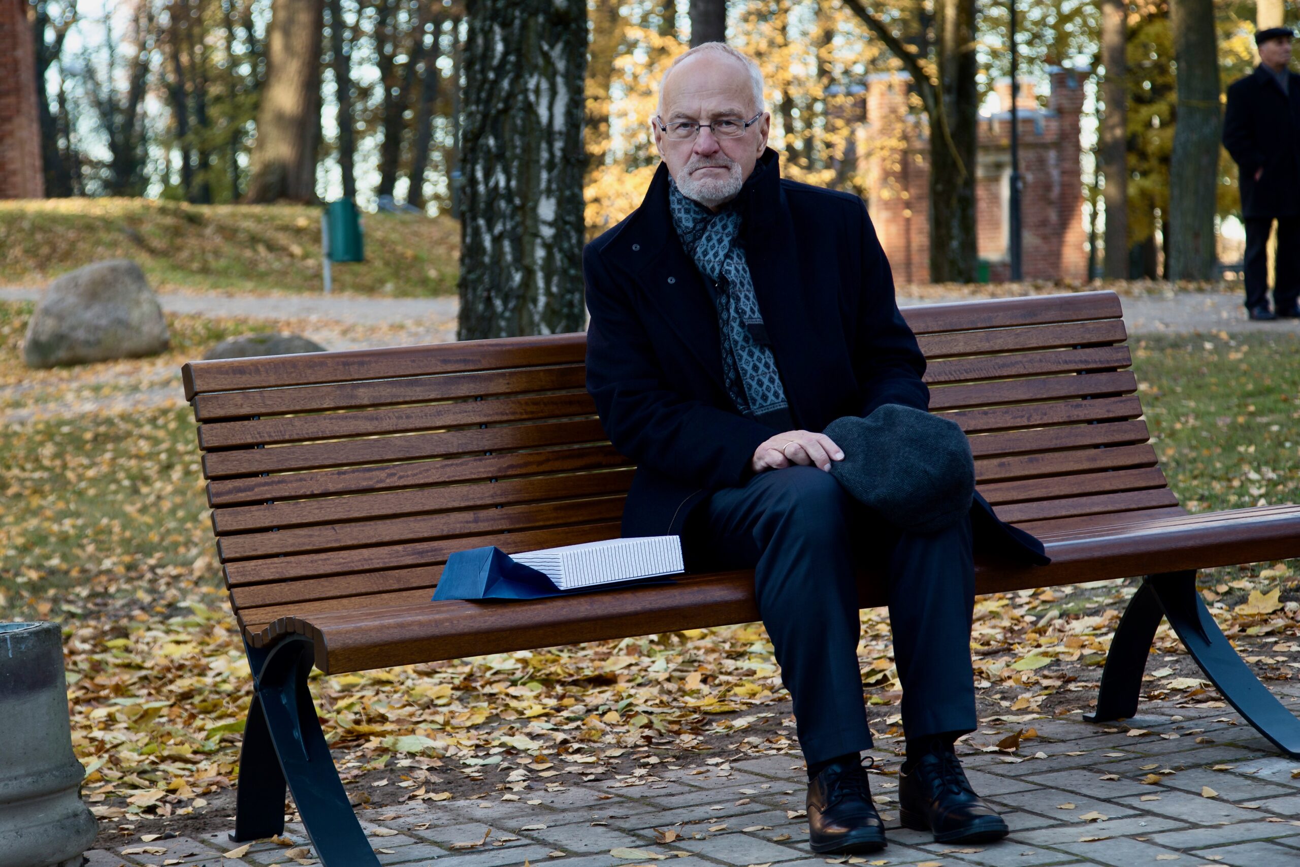 Peeter Tulviste oma 70. sünnipäeva tähistamisel ja nimelise pingi avamisel Toomemäel aastal 2015.