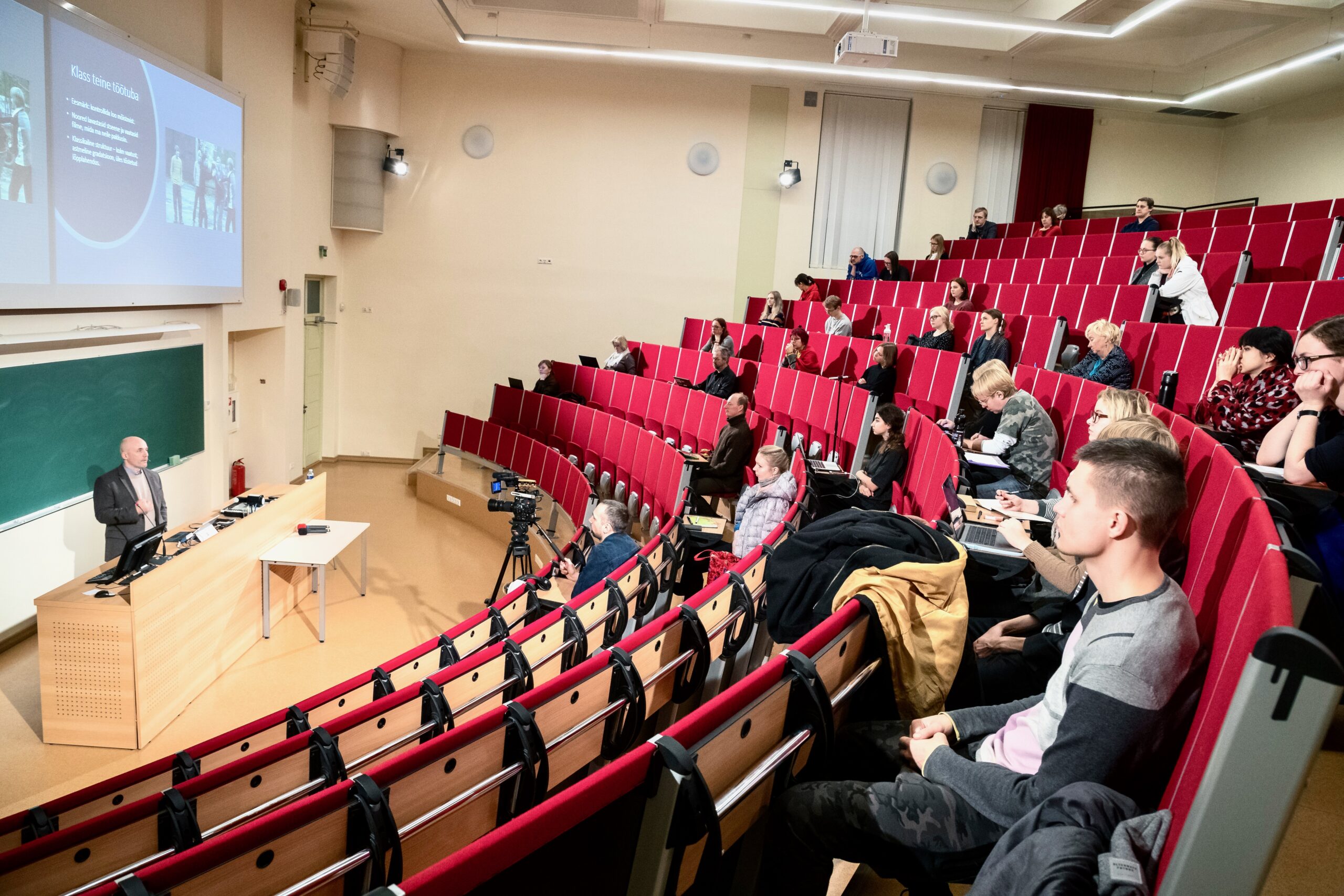 Endise keemiahoone ringauditooriumis on nüüd pehmed punased istmed ja seal peavad loenguid vabade kunstide professorid. FOTO: Andres Tennus