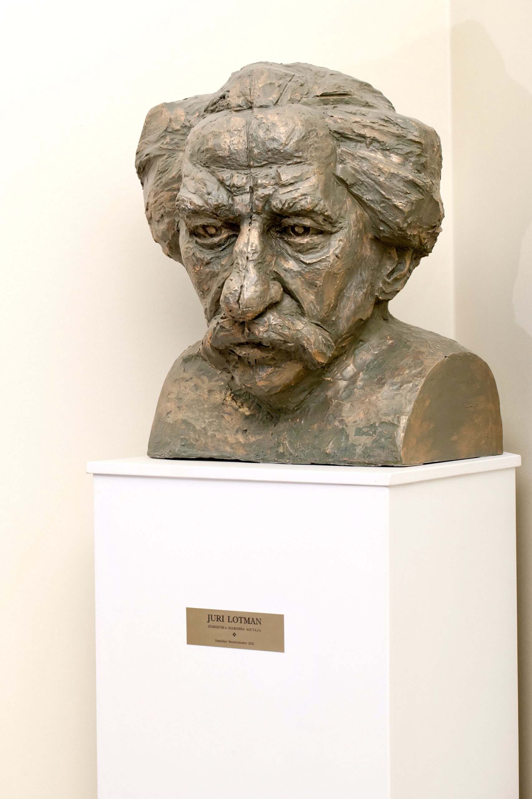 Koos semiootikutega kolis Jakobi 2 õppehoonesse ka Juri Lotmani büst, autor Stanislav Netšvolodov. FOTO: Andres Tennus