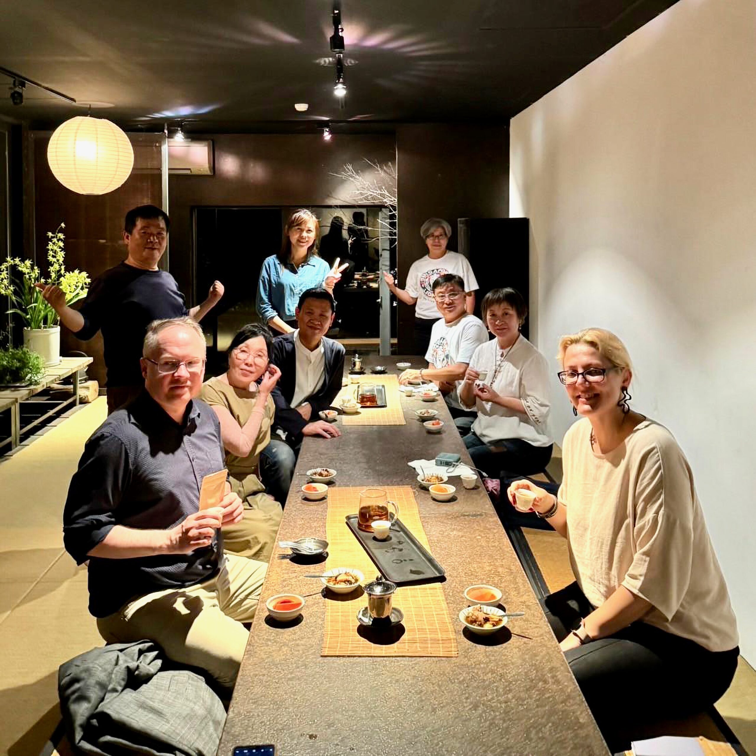 Mart Tšernjuk ja Aasia keskuse juhataja Elo Süld (mõlemad esiplaanil) nautimas kohalikega 12-käigulist õhtusööki. FOTO: erakogu