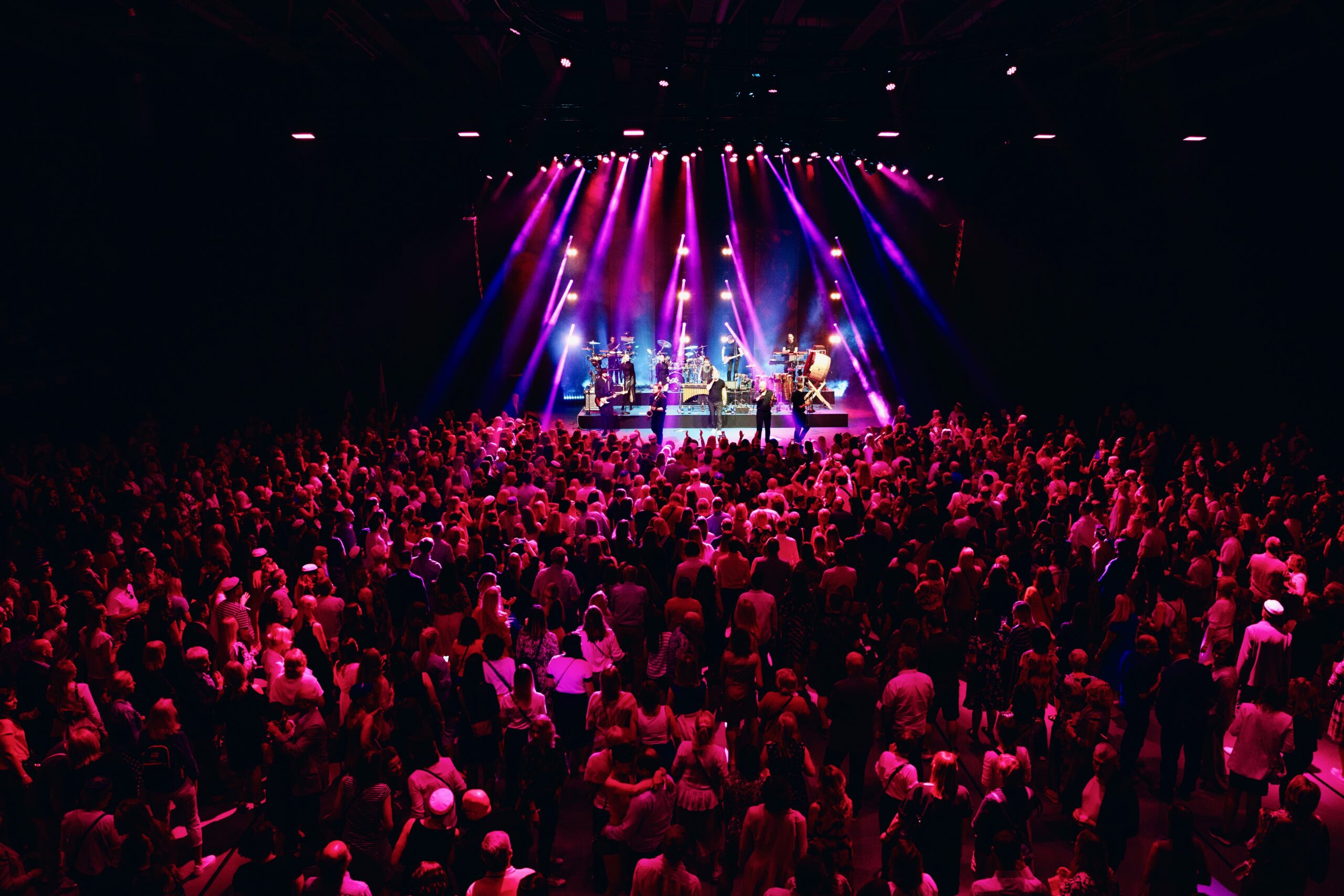 Vilistlaspeo peaesineja 2 Quick Start meelitas tantsima needki, kes peo hakul laval toimuvat tribüünilt jälgisid. FOTO: Andero Kalju