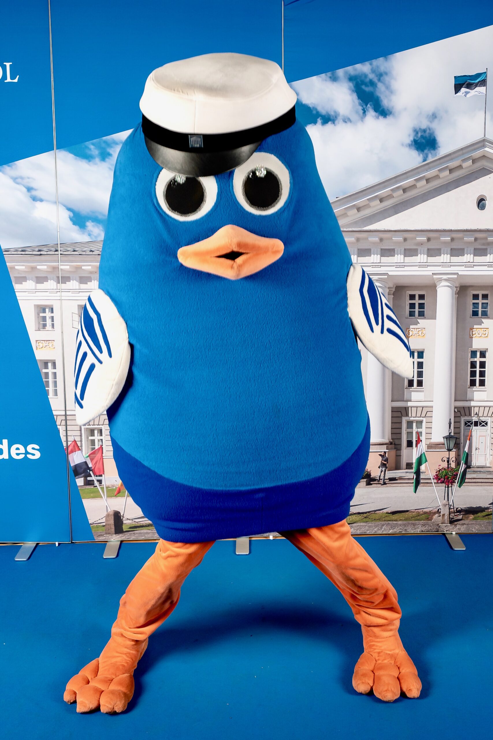 Ülikooli maskott Tiksu rõõmustas suure hulga vilistlaste üle: ainuüksi õhtuse peo pileti oli lunastanud ligi 2500 inimest. Foto: HOPagentuur