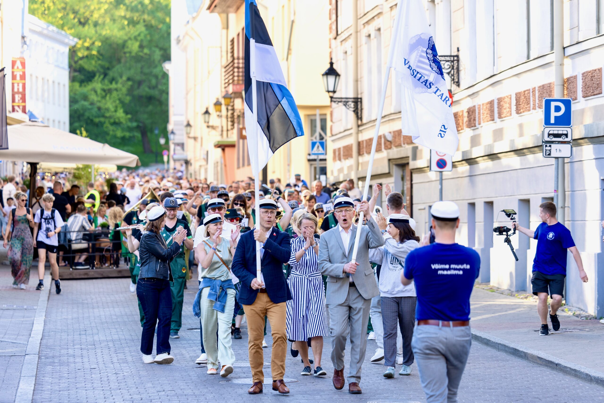 Puhkpilliorkestri Popsid muusika saatel lasid laulul kõlada ka rongkäigu eesotsas sammunud rektoraadi liikmed ja linnapea. FOTO: Andres Tennus