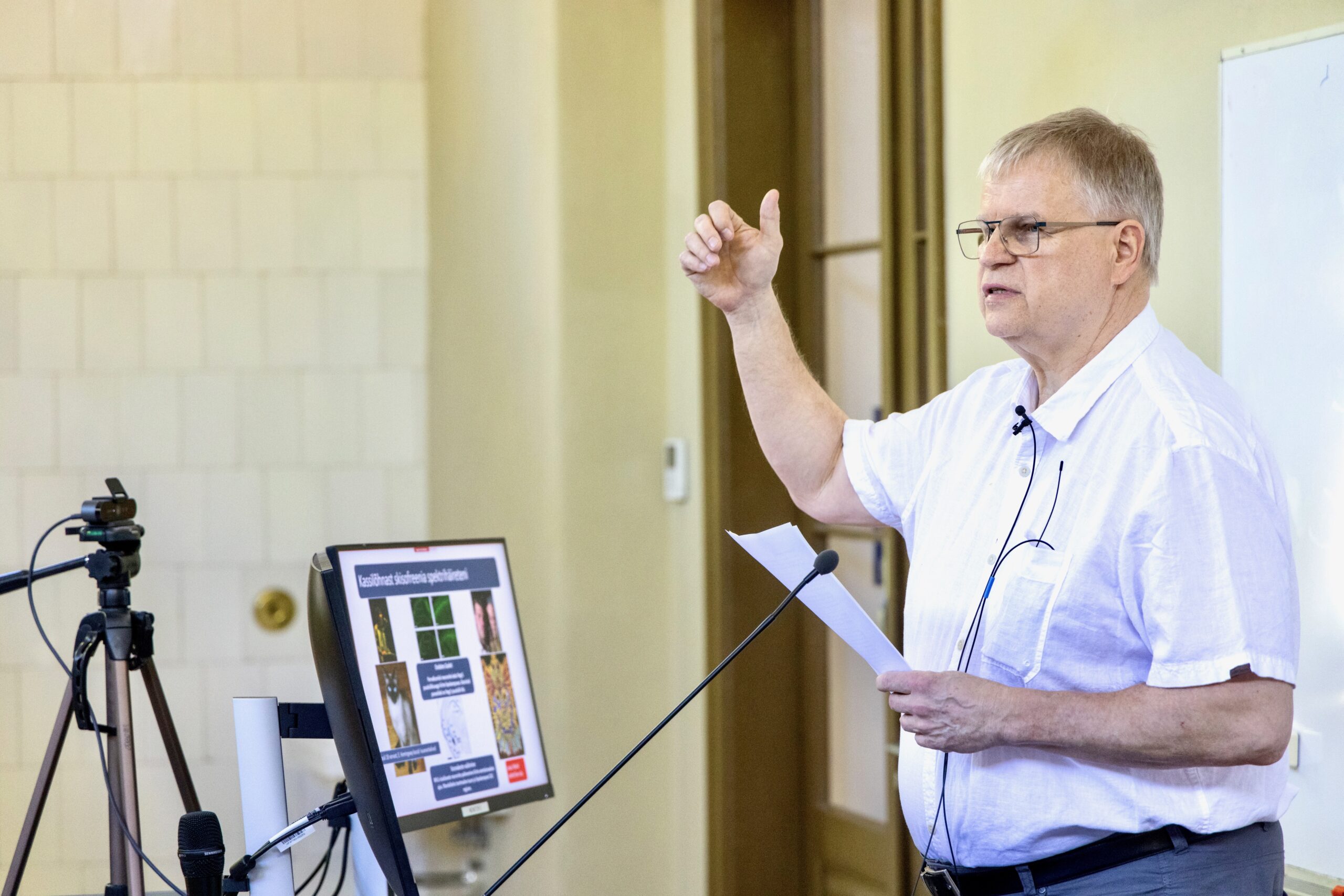 Meditsiiniteaduste valdkonna vilistlased said arstiteadlaste endises kodus, uue anatoomikumi (Näituse 2 õppehoone) ringauditooriumis kuulata professor Eero Vasara loengut füsioloogilisest psühhiaatriast. FOTO: Andres Tennus