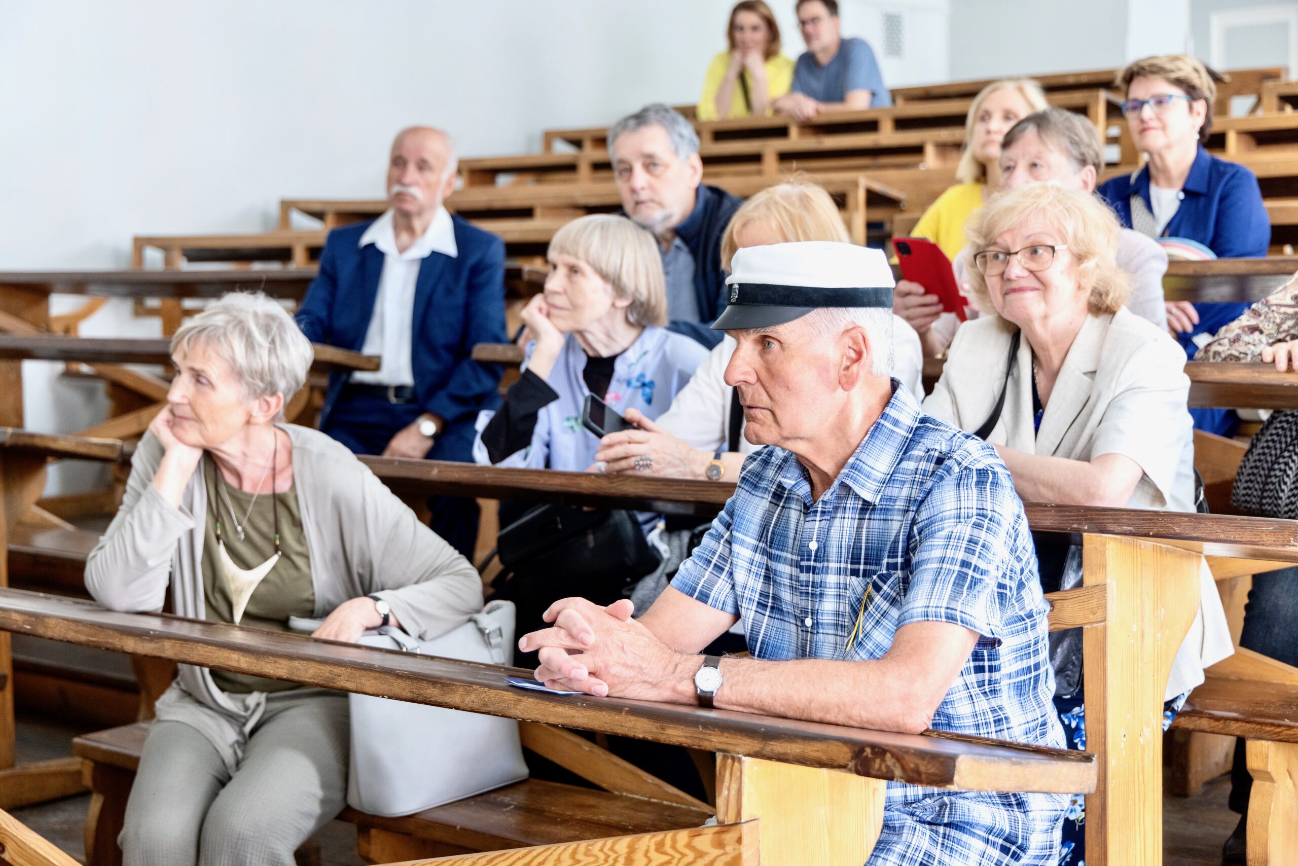 Peahoones ringkäiku teinud vilistlased said istuda legendaarse auditooriumi puupinkidel. FOTO: Andres Tennus