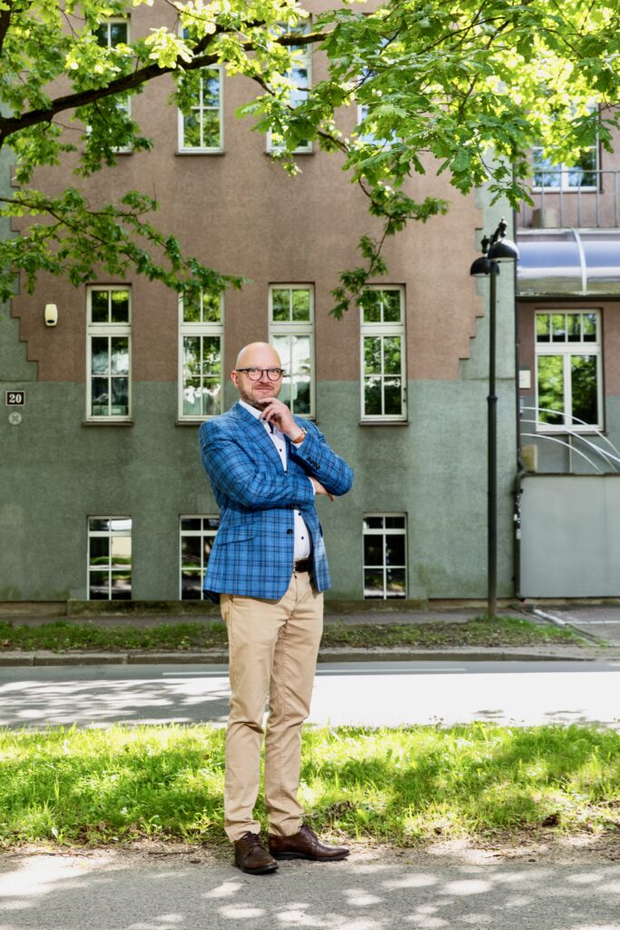 Fotol Priit Pikamäe õigusteaduskonna õppehoone ees Näituse tänaval