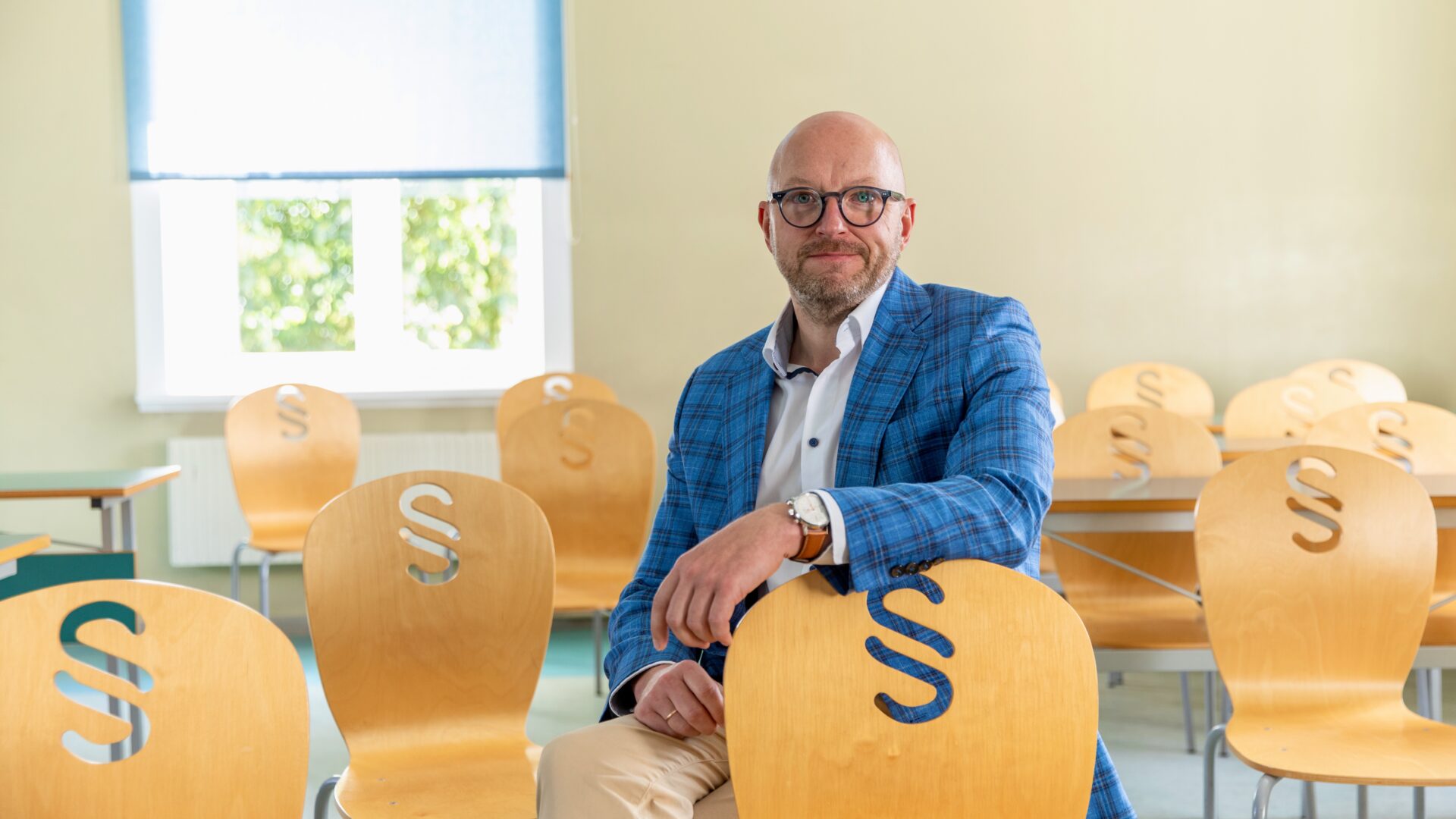 Fotol Priit Pikamäe õigusteaduskonna loenguruumis