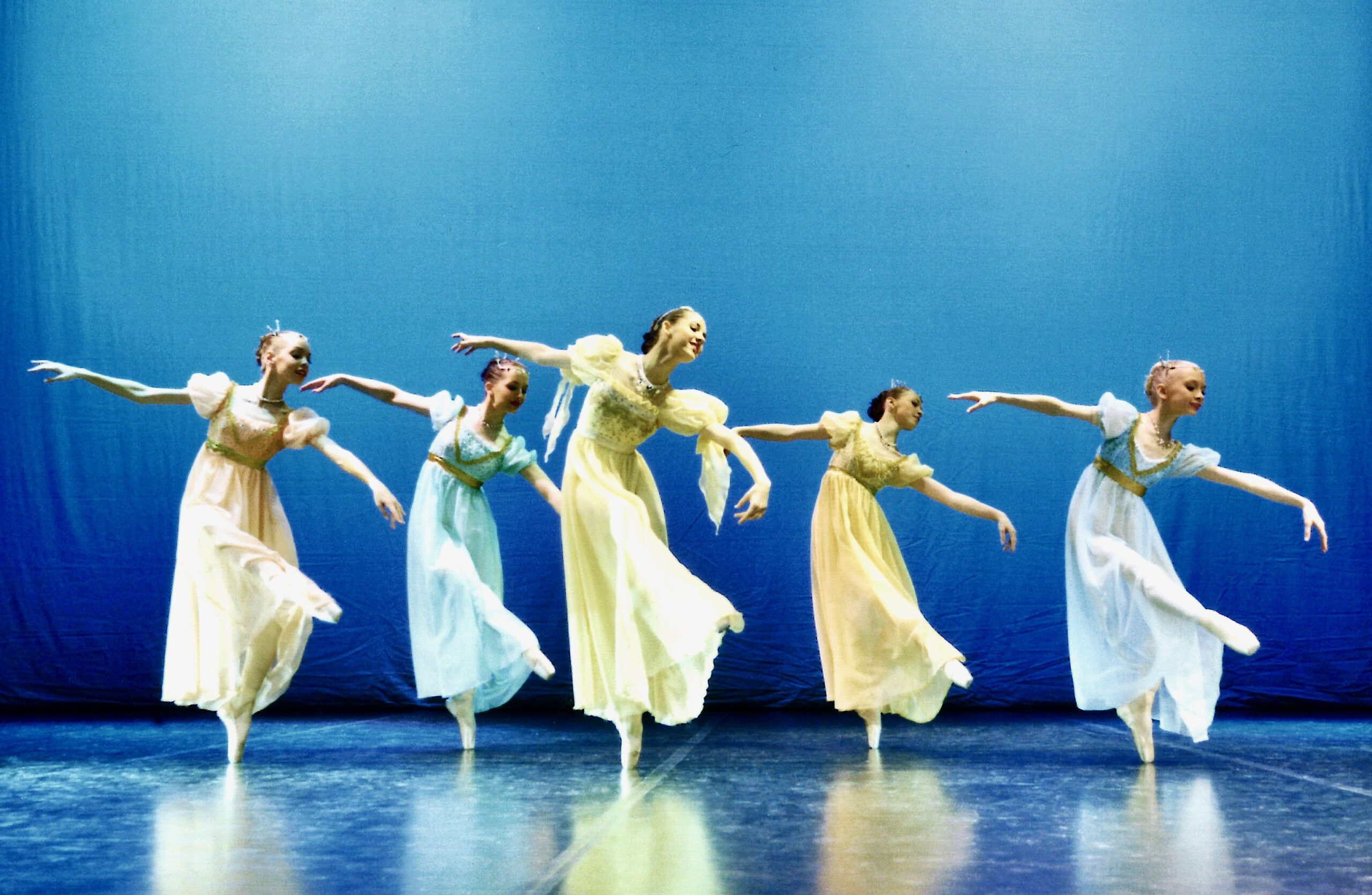 Ida tantsukooli 4. lennu õpilased 1998. aastal. Valss „Viini kompvekid“ balletist „Anna-Liisa Ball“; muusika Johann Strauss, koreograafia Mare Tommingas. FOTO: Sulev Kuuse