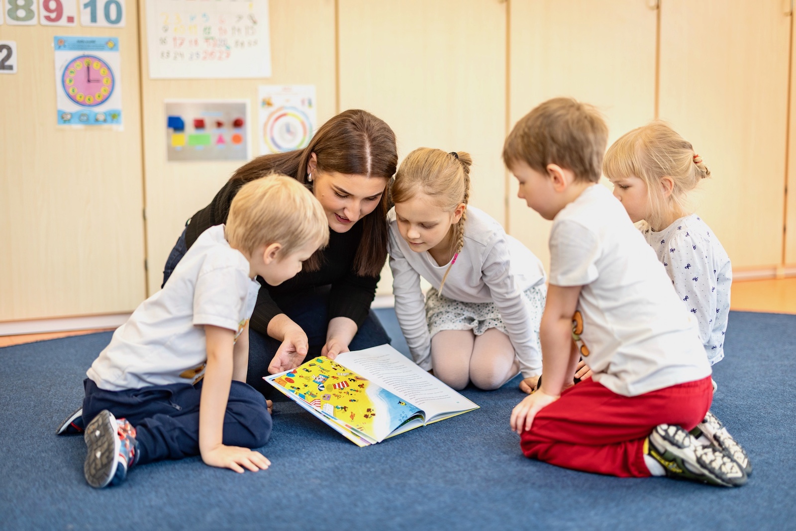 Fotol üks raamatu autor lasteaias