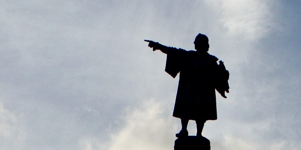 Fotol näpuga näitav Kolumbuse kuju