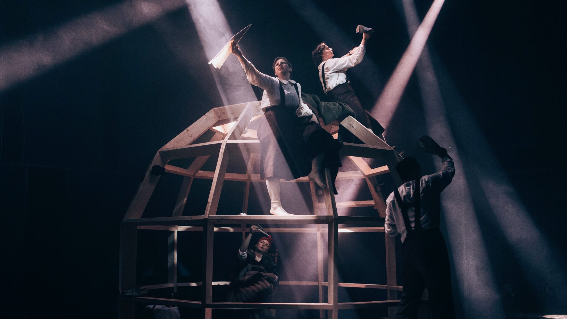 Fotol Musta Kasti lavastus „Tükk maad“