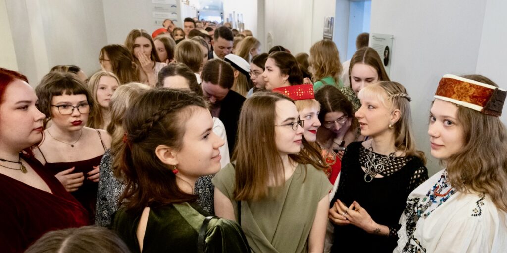 Humanitaarteaduste ja kunstide valdkonna bakalaureuseõppe 2025. aasta lõpuaktus.