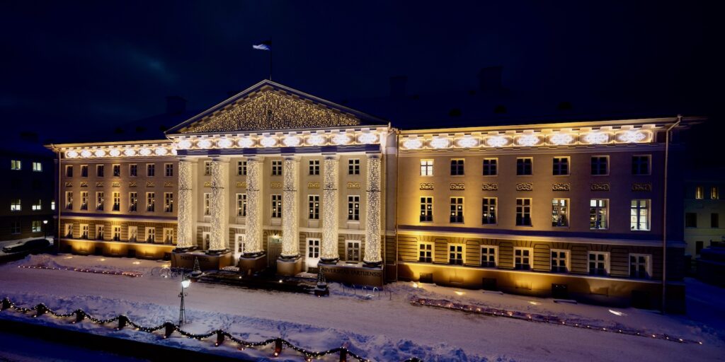 Pildil jõuluehteis peahoone