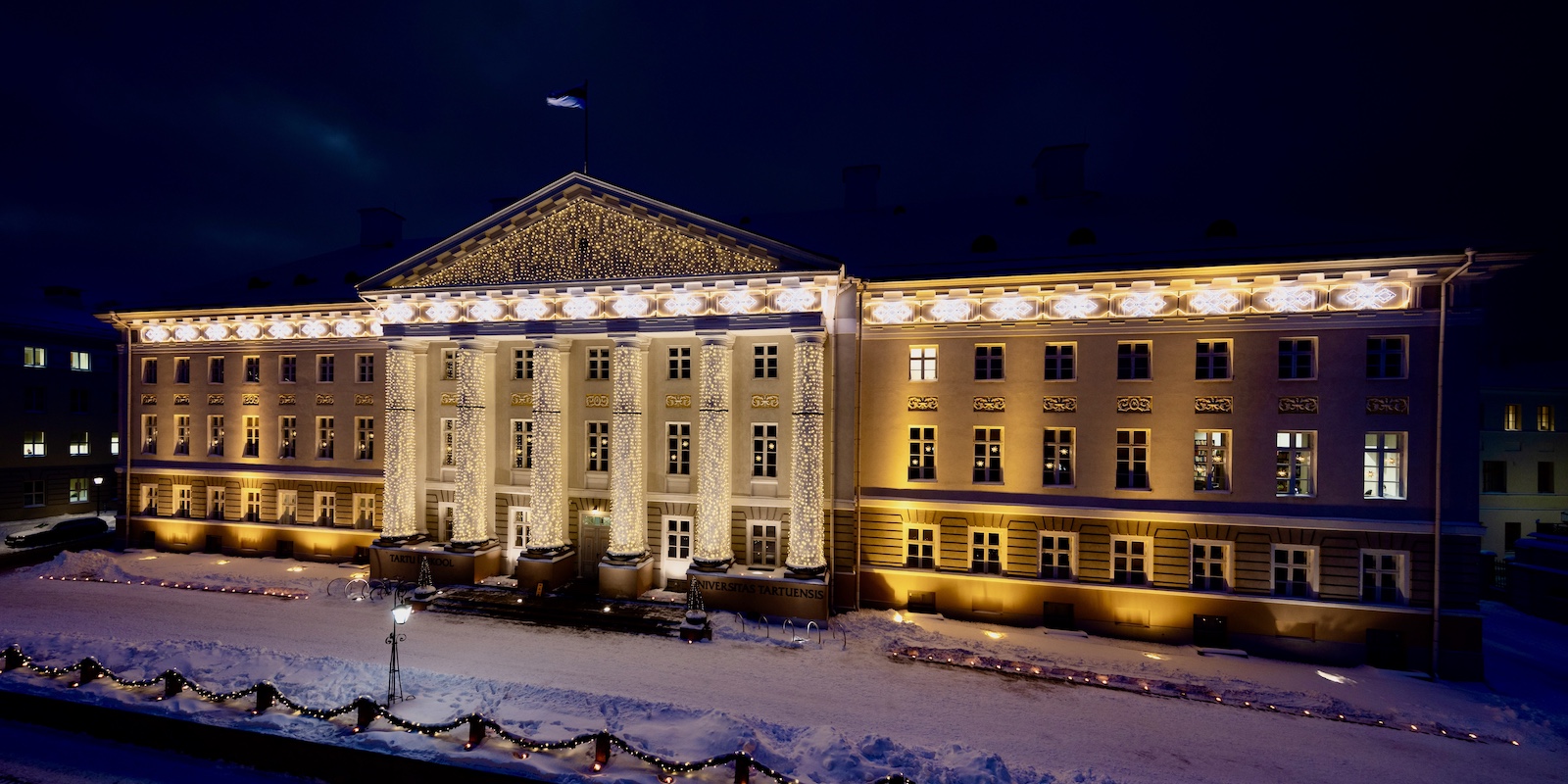 Pildil jõuluehteis peahoone