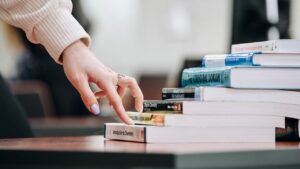 Fotol käsi kõrgkooliõpikutega