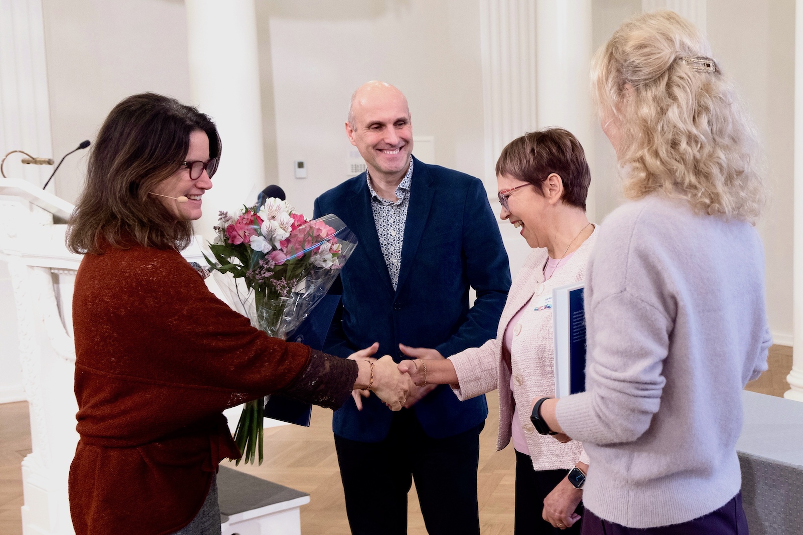 Haridusteaduste instituudi esindajad Margus Pedaste, Pille Nelis ja Äli Leijen Aune Valgult õppekvaliteedi edendamise auhinda vastu võtmas.