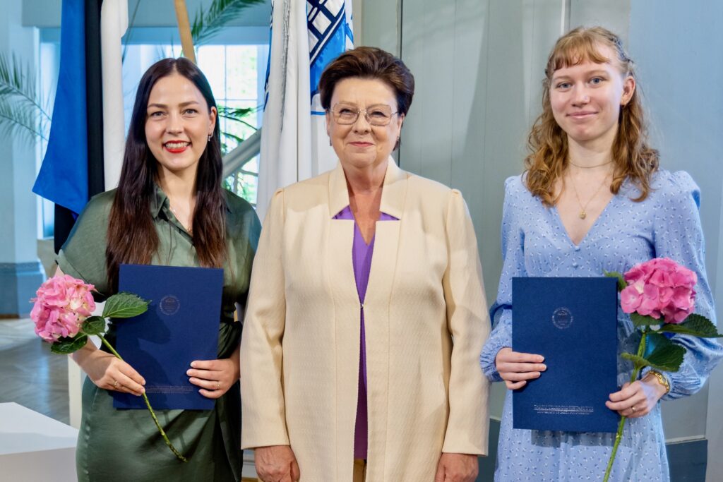 Fotol kevadsemestri stipendiaadid ja TÜ sihtasutuse patroon Sirje Karis