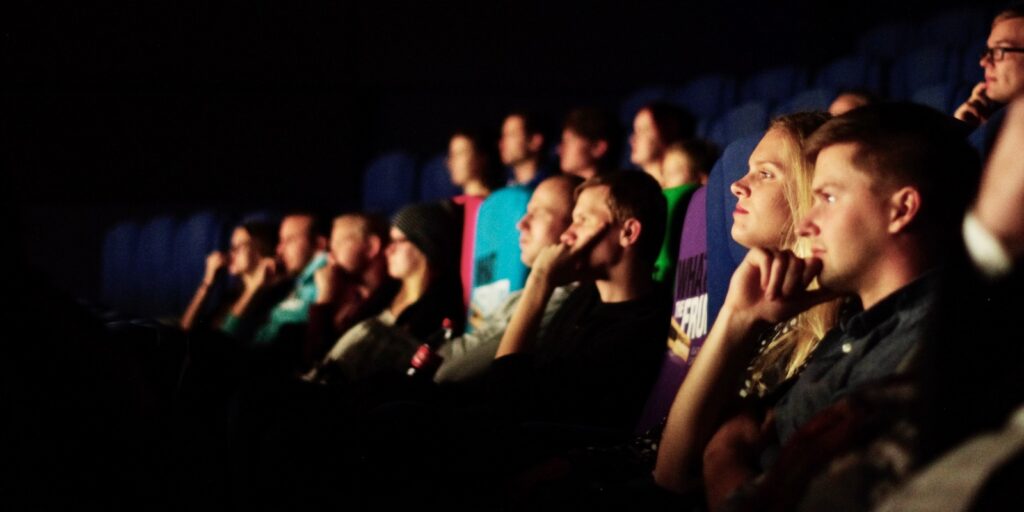 Fotol kinopublik tudengifilme vaatamas