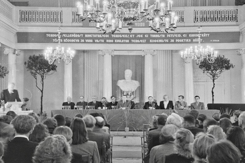 Uute üliõpilaste vastuvõtt Tartu Ülikooli aulas 1952. aastal.