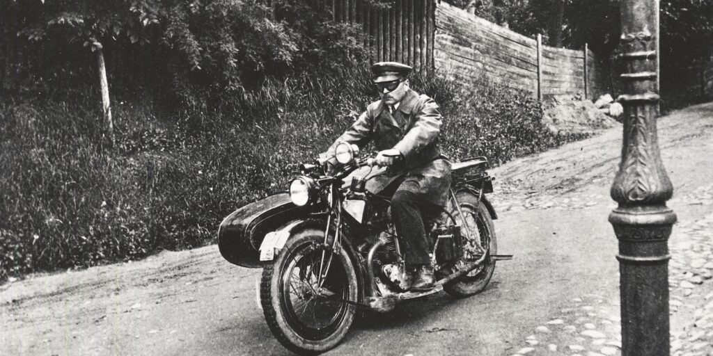 Lauri Kettunen mootorrattal